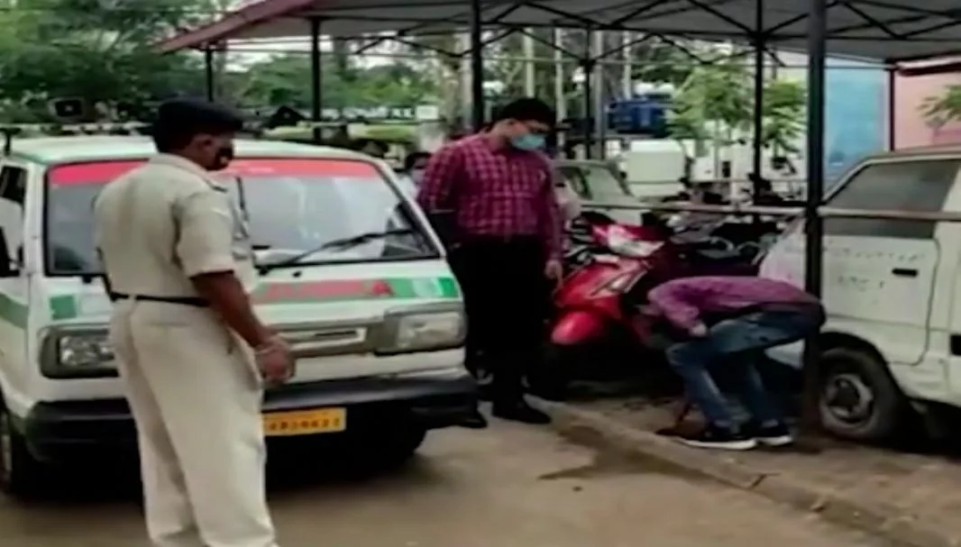 Collector ordered young man to clean spitting by hand in hospital campus Collector ordered young man to clean spitting by hand in hospital campus