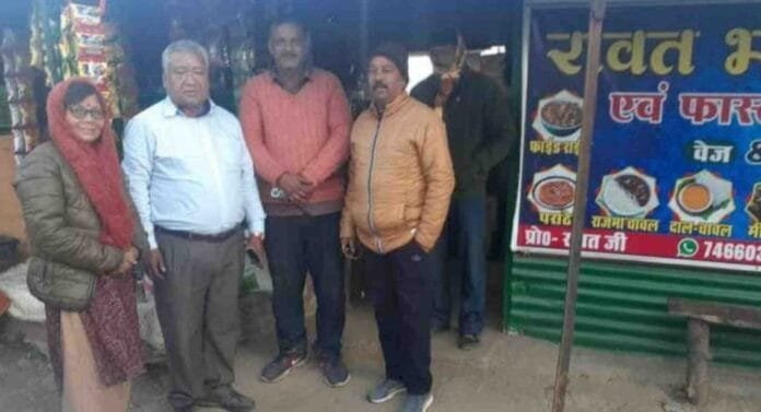 Champawat ke pushkar Singh Rawat ne 10 tole sone se bhara bag lautaya