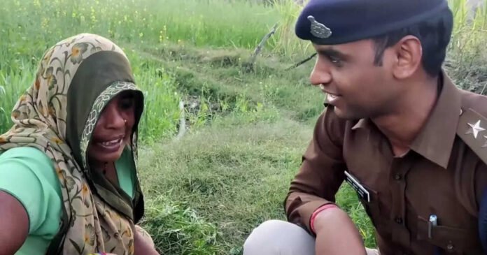 DSP's son came to meet his mother working in the field, mother got emotional after seeing her son in uniform