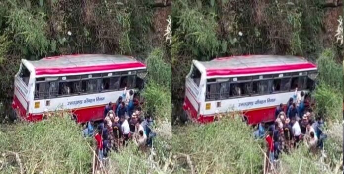 The bus fell into the ditch because of the driver's heartburn in the moving bus, it did not stop even after people obeyed