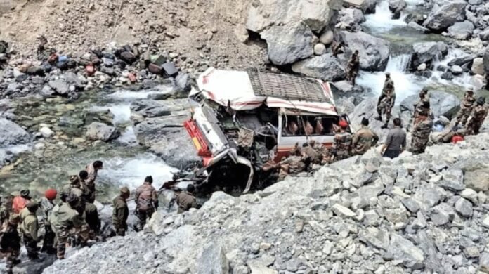 Indian Army truck fell into ditch in leh Ladakh