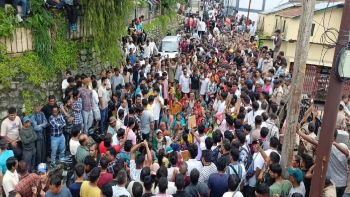 14_07_2025-gopeshwar_11_23984244 Public outrage erupted in Nandanagar after the body of the missing youth was found, market closed; taxis did not run