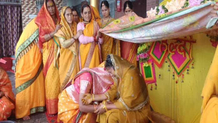 Seven days ago, the disaster swept away the house and courtyard, but villagers and relatives arranged the daughter's wedding. Seven days ago, the disaster swept away the house and courtyard, but villagers and relatives arranged the daughter's wedding.