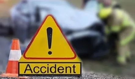 A high-speed container collided with a tractor bogie, killing one on the spot and injuring another. A high-speed container collided with a tractor bogie, killing one on the spot and injuring another.