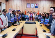 उत्तराखंड @25 लुकिंग बैक-लुकिंग फारवर्ड पुस्तक का मुख्यमंत्री धामी ने किया विमोचन Uttarakhand @25 Looking Back-Looking Forward book released by Chief Minister Dhami