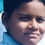 सड़क पर खुदे गड्ढे से बचने के लिए कट मारने के दौरान फसली बाइक, मिक्सर ट्रक की चपेट में आने से किशोर की मौत A teenager died after being hit by a motorcycle and a mixer truck while trying to avoid a pothole.