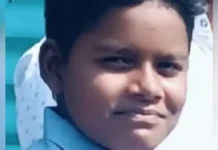 सड़क पर खुदे गड्ढे से बचने के लिए कट मारने के दौरान फसली बाइक, मिक्सर ट्रक की चपेट में आने से किशोर की मौत A teenager died after being hit by a motorcycle and a mixer truck while trying to avoid a pothole.