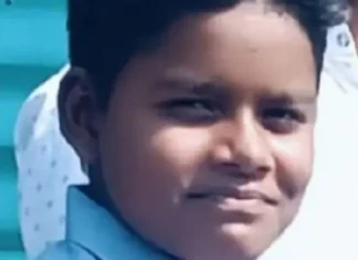 सड़क पर खुदे गड्ढे से बचने के लिए कट मारने के दौरान फसली बाइक, मिक्सर ट्रक की चपेट में आने से किशोर की मौत A teenager died after being hit by a motorcycle and a mixer truck while trying to avoid a pothole.