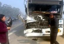 हल्द्वानी में कोहरे के कारण हाईवे पर भिड़ीं तीन रोडवेज बसें, 16 यात्री हुए घायल Three roadways buses collided on the highway due to fog in Haldwani, 16 passengers were injured.