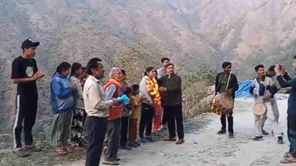 Rudraprayag's daughter selected in Uttarakhand Women's Under-23 cricket team, received a grand welcome in the village Rudraprayag's daughter selected in Uttarakhand Women's Under-23 cricket team, received a grand welcome in the village