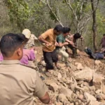 उत्तराखंड: डामर से भरा ट्रक खाई में गिरा, चालक की हुई मौत Truck loaded with asphalt falls into ditch, driver dies
