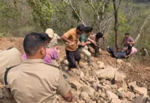 उत्तराखंड: डामर से भरा ट्रक खाई में गिरा, चालक की हुई मौत Truck loaded with asphalt falls into ditch, driver dies