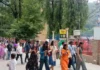 नैनीताल में वीकेंड पर उमड़ी सैलानियों की भीड़, 25 हजार से अधिक पर्यटकों ने की सैर Crowds of tourists flocked to Nainital over the weekend; more than 25,000 tourists visited the town.