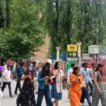 नैनीताल में वीकेंड पर उमड़ी सैलानियों की भीड़, 25 हजार से अधिक पर्यटकों ने की सैर Crowds of tourists flocked to Nainital over the weekend; more than 25,000 tourists visited the town.