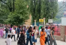 नैनीताल में वीकेंड पर उमड़ी सैलानियों की भीड़, 25 हजार से अधिक पर्यटकों ने की सैर Crowds of tourists flocked to Nainital over the weekend; more than 25,000 tourists visited the town.