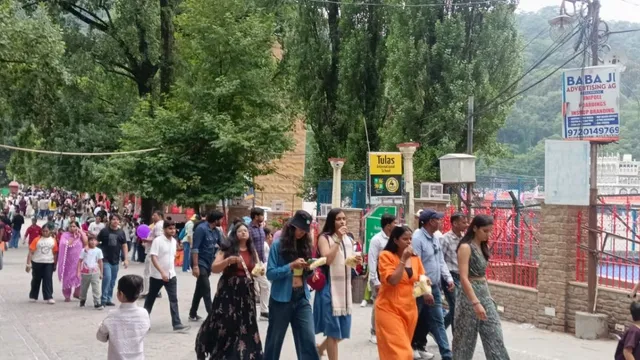 Crowds of tourists flocked to Nainital over the weekend; more than 25,000 tourists visited the town. Crowds of tourists flocked to Nainital over the weekend; more than 25,000 tourists visited the town.