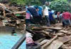 कोटद्वार में मकान ध्वस्त, मलबे में दबे 3 लोग, बचाव दल रेस्क्यू में जुटा Rain wreaks havoc in Kotdwar; three people trapped under debris after house collapses; rescue teams engaged in operations.
