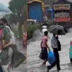 उत्तराखंड में भारी बारिश से जनजीवन अस्त-व्यस्त, कई राष्ट्रीय राजमार्ग बंद; उफान पर नदियां Heavy rains disrupt normal life in Uttarakhand; several national highways closed; rivers in spate.